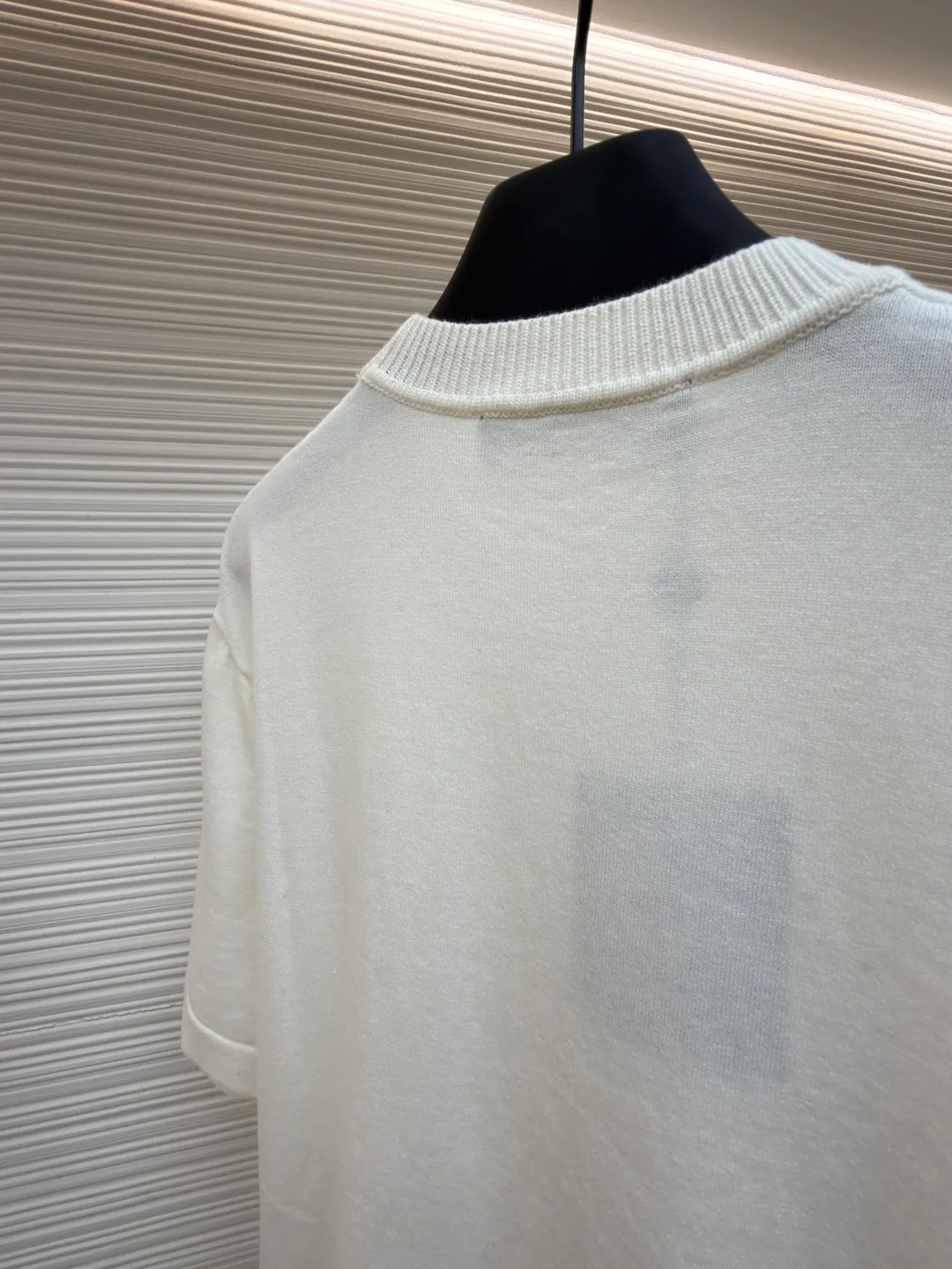 LOUIS VUITTON Ribbon embroidered woolen short sleeves ●Original version: Purchased and developed for 10800 ●Item number: 1681960-A65 ●Fabric: pure cotton fabric ●Technology: embroidery production ●Color: white ●Version: fitted version ●Weight: about 245 grams ●Size: XS-S-M-L ●Description: Made of 260g 32-count Shuangsha pure cotton fabric exclusively customized from the original board. The embroidery is designed with knots to imitate the beading look. The overall line is straight and delicate. The fabric is comfortable and soft. The color is consistent and has no color difference. It can be matched with the same style to create a fashionable look and control various occasions. Customized accessories, complete with three standards, same style for men and women!